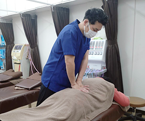 川口市の整骨院施術風景